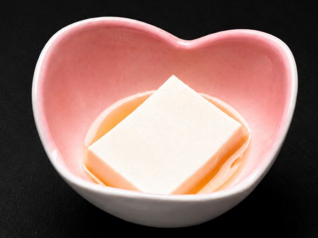割烹富士_桜の器に盛った自家製豆腐